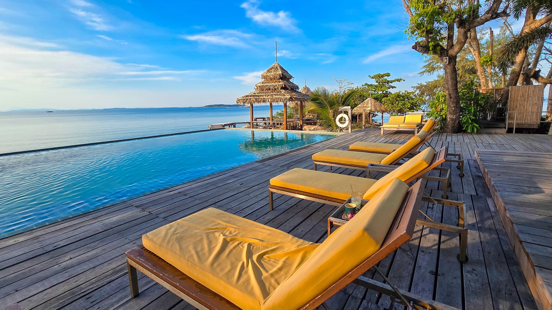 Relaxing getaway at Koh Munnork Island in Rayong, Thailand with stunning ocean views Relaxing getaway at Koh Munnork Island in Rayong, Thailand with stunning ocean views